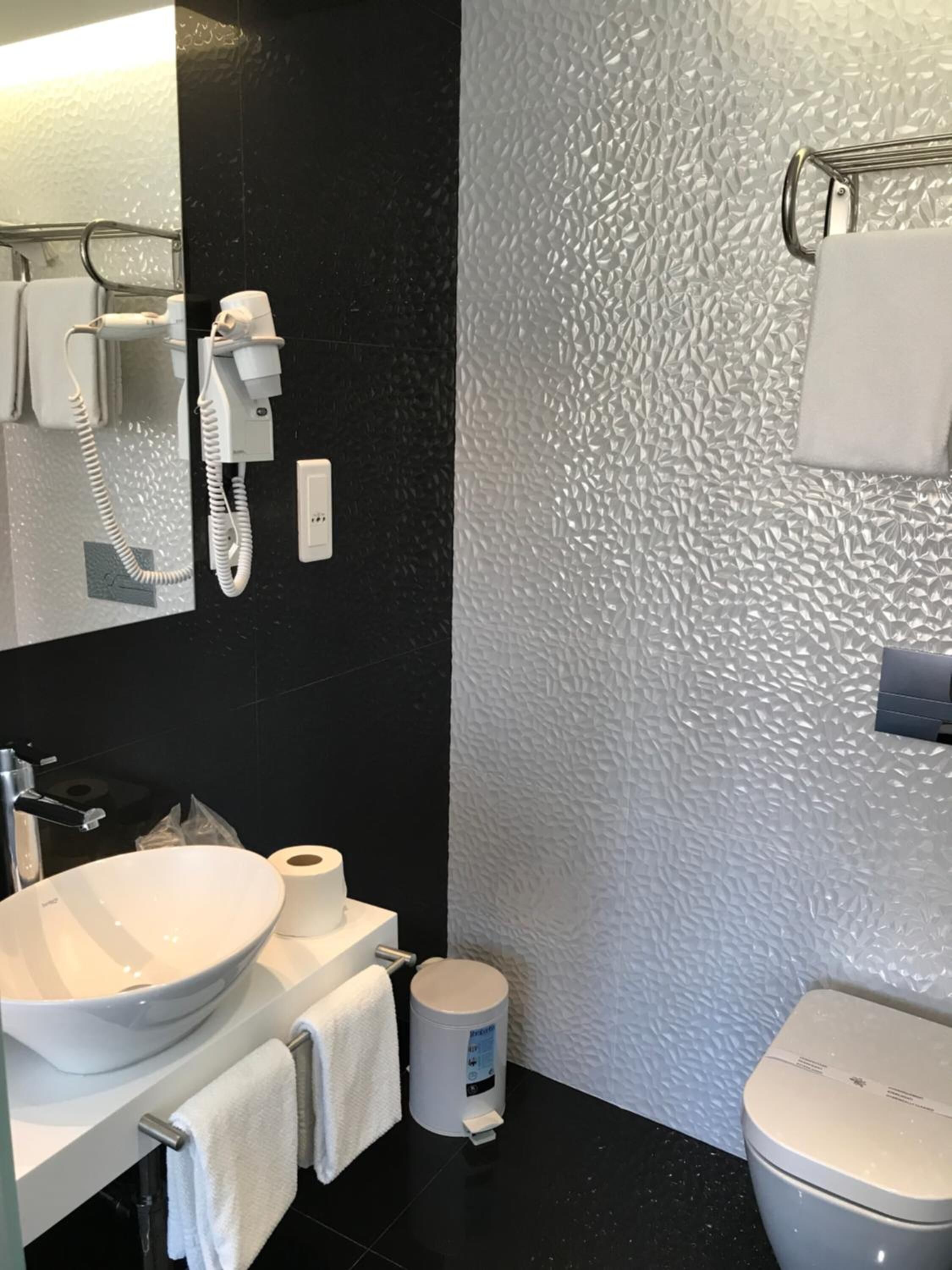 combined shower/bathtub, free toiletries, hair dryer, bidet