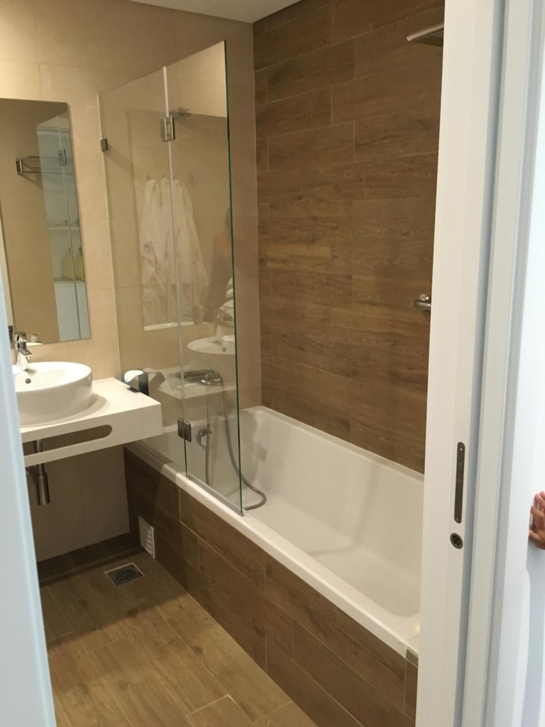 combined shower/bathtub, free toiletries, hair dryer, bidet