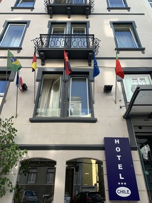 Vista frontal de la propiedad