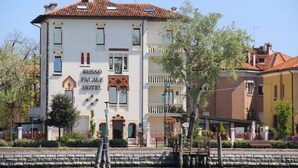 A multi-story building with a sign reading "RUSSO PALACE HOTEL". - Russo Palace Hotel (Venice)