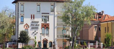 Vista frontal de la propiedad