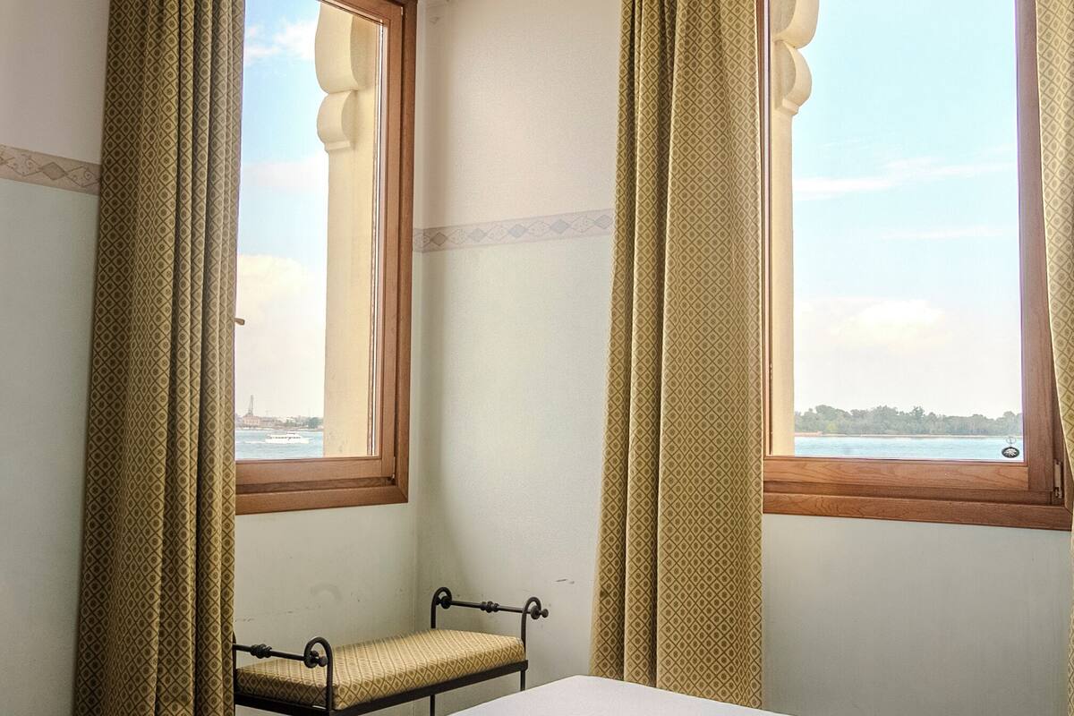Double Room, Lagoon View | Minibar, in-room safe, desk, blackout drapes
