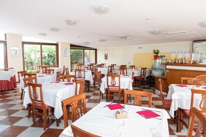 Café da manhã com buffet grátis todos os dias