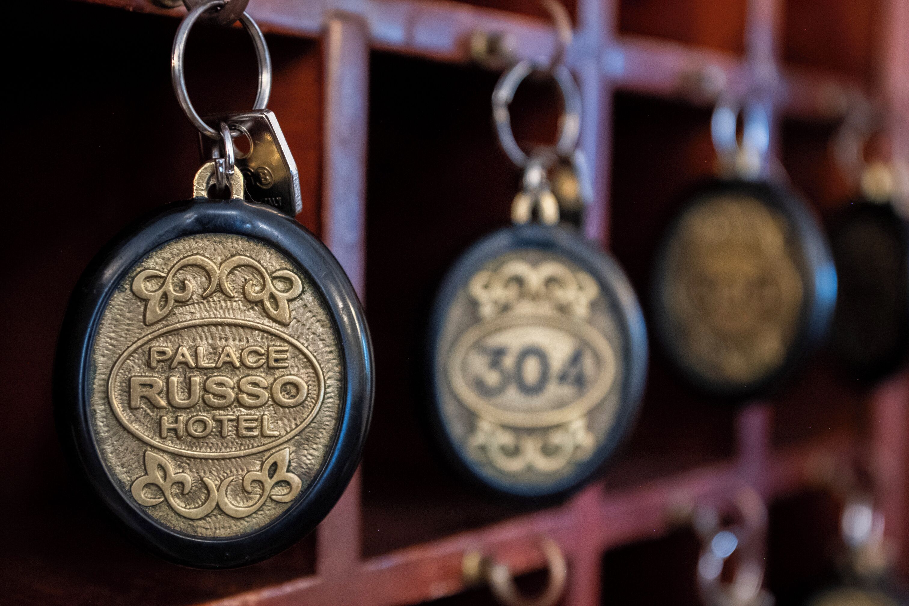 Keychains with 'Palace Russo Hotel' and room numbers.