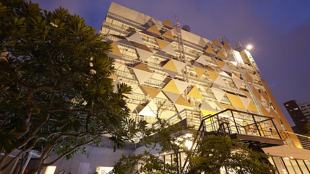 Ein modernes Gebäude mit einer geometrischen Fassade und Balkonen.