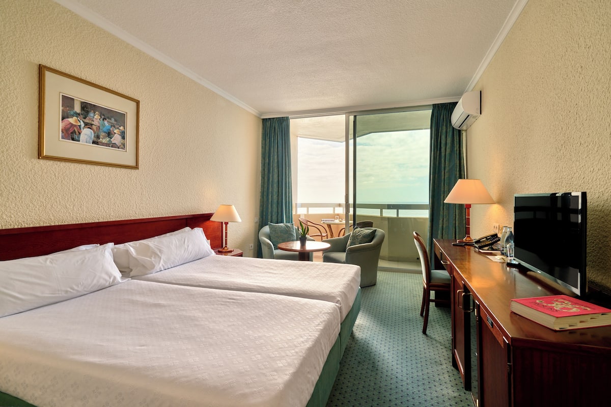 Standard Double Room, Sea View | Minibar, in-room safe, desk, blackout drapes