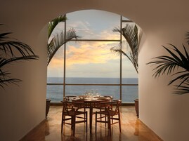 2 bares, bar junto a la piscina