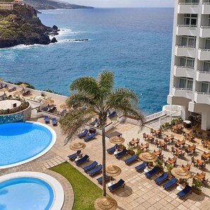 A resort with a pool area, lounge chairs, and a view of the ocean. - Precise Resort Tenerife (Los Realejos)
