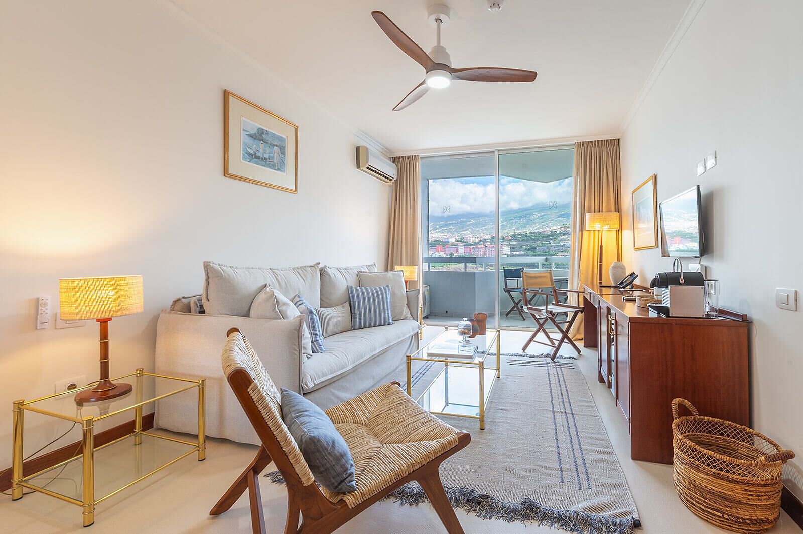 套房 | 起居区 | LED 电视