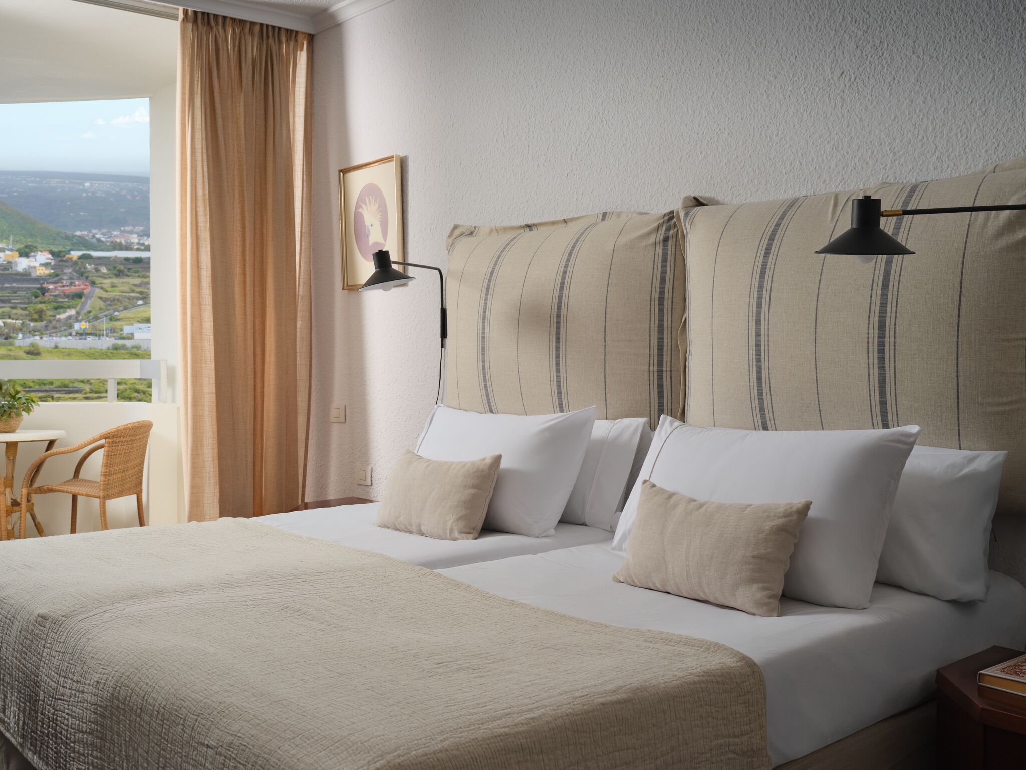 ファミリー ルーム | セーフティボックス (室内)、デスク、遮光カーテン、ベビーベッド (無料)