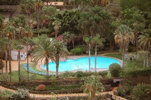 2 outdoor pools