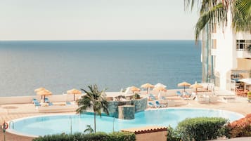 2 piscines a l'aire lliure
