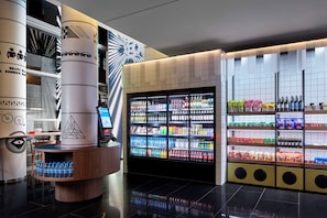 Un intérieur moderne comprenant un distributeur automatique, un réfrigérateur pour boissons et un présentoir de collations.