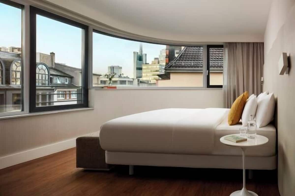 Ropa de cama hipoalergénica, camas con pillow-top y minibar