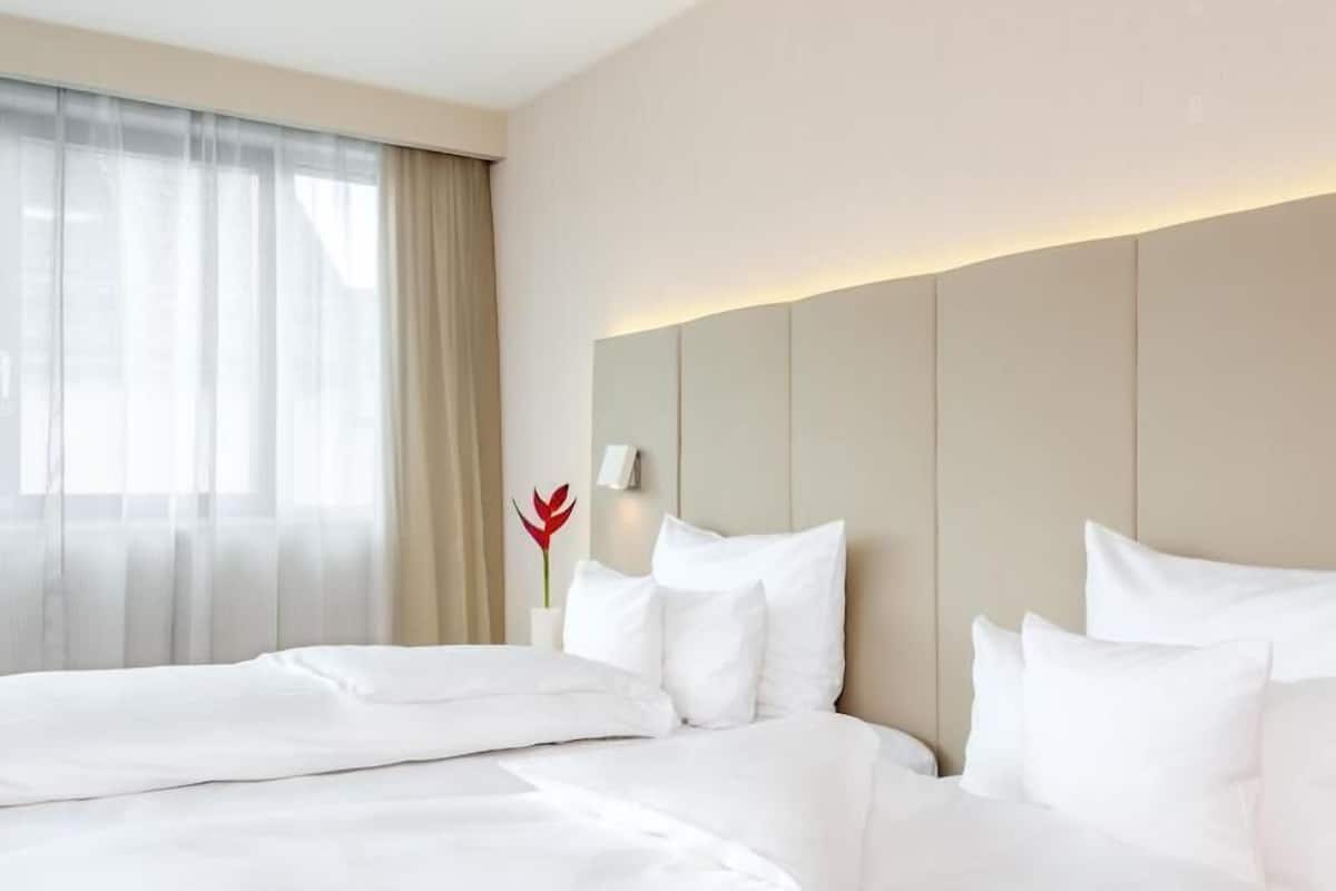 Literie hypoallergénique, lit avec matelas à plateau-coussin, minibar