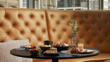 Bữa sáng buffet hàng ngày với phụ phí nhỏ