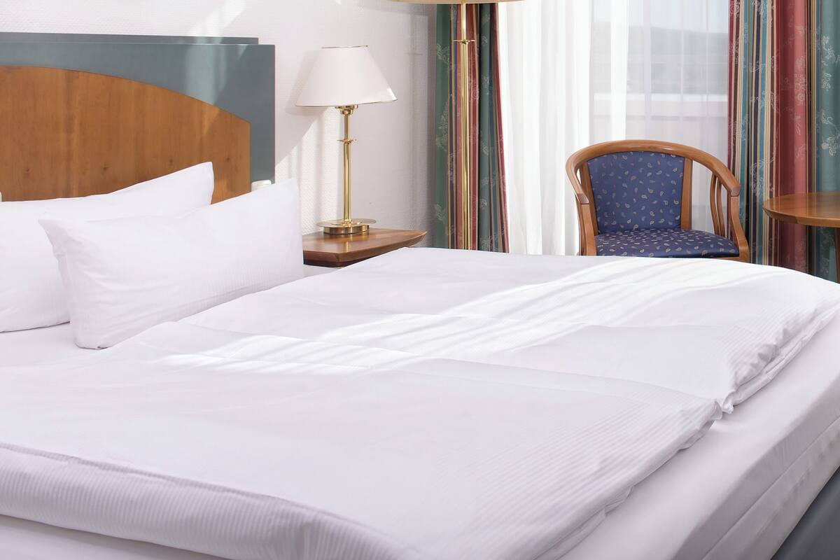 premium bedding, in-room safe, desk, laptop workspace