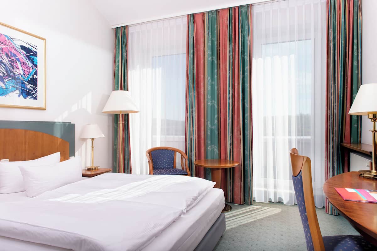 standard room, 1 queen bed, balcony | premium bedding, in-room safe, desk, laptop workspace