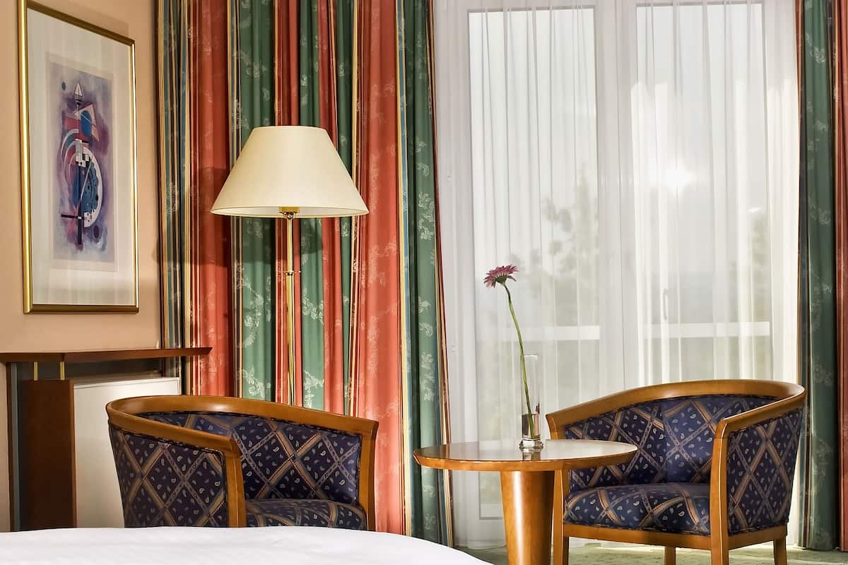 premium bedding, in-room safe, desk, laptop workspace