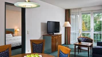 Suite, 1 Katil Kelamin (Double) dengan Katil Sofa, Balcony (Separate Living Area) | Peralatan tempat tidur premium, peti besi dalam bilik, meja