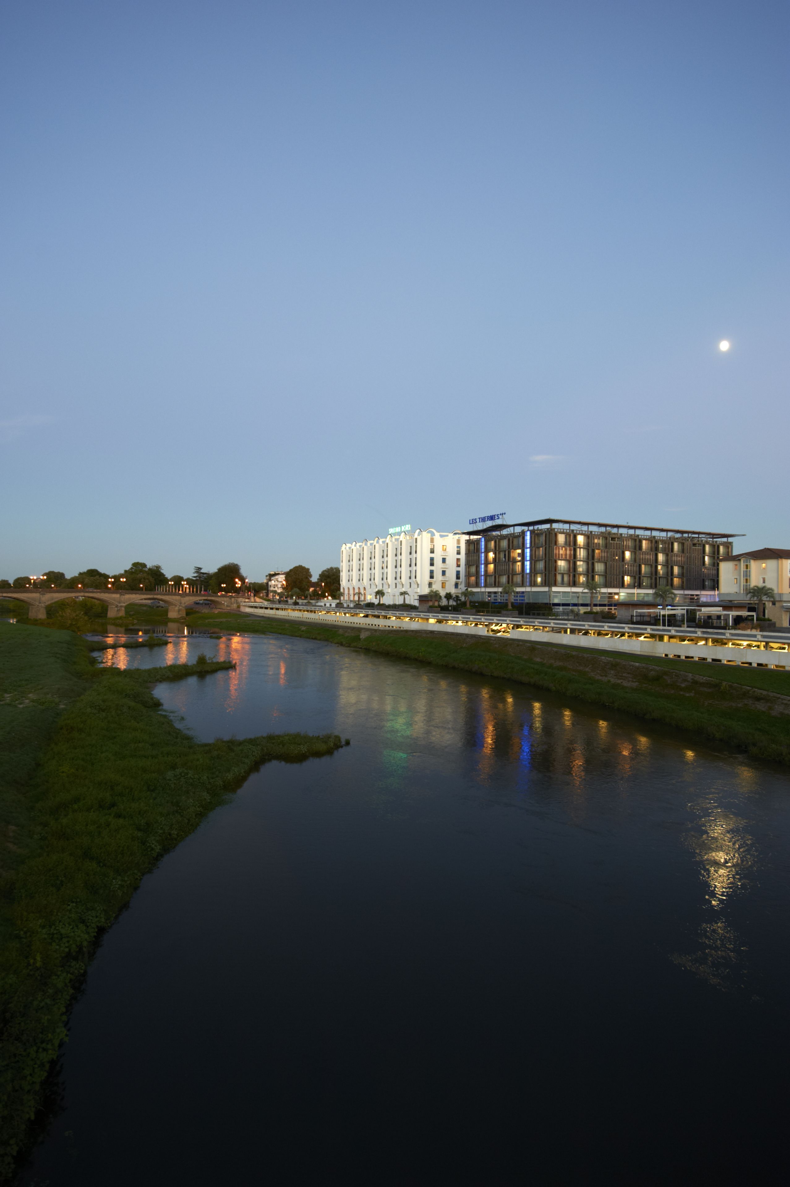 Fachada da propriedade à noite