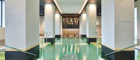 Piscine intérieure