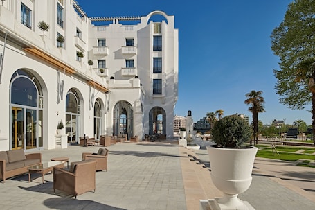 Terrace/patio. Hotel & Spa Vacances Bleues Le Splendid