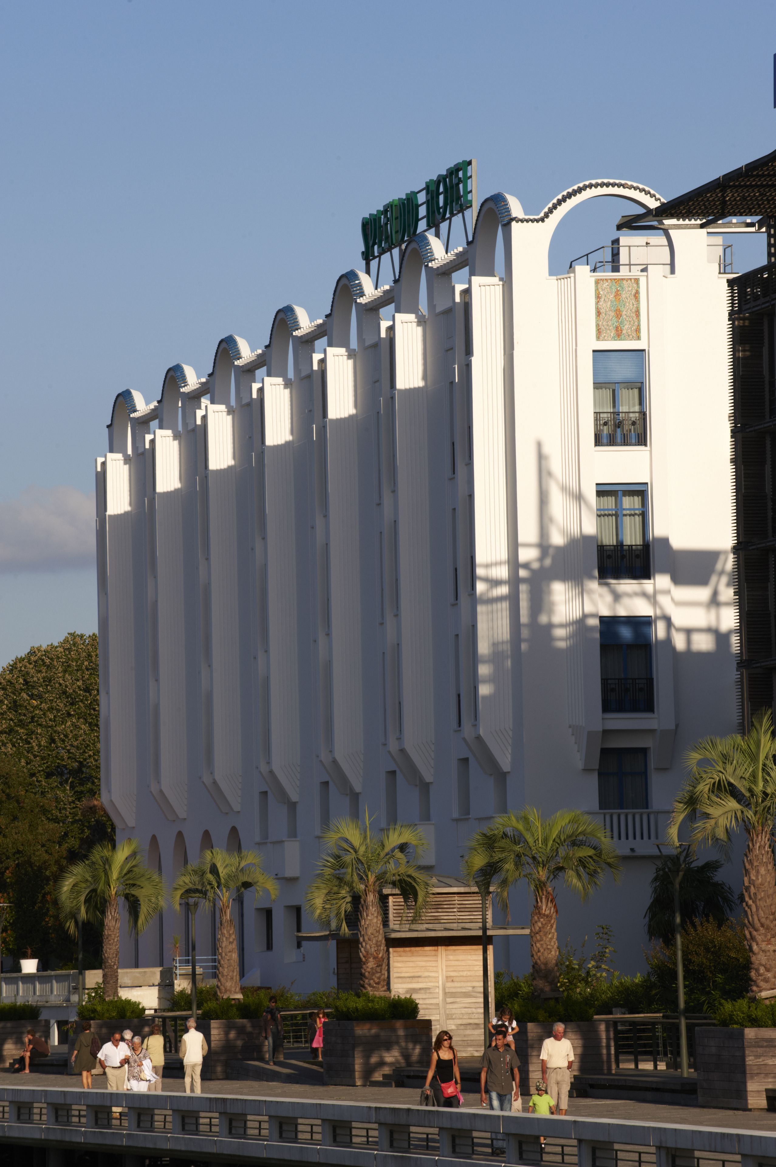 A white building with a sign that reads "Hotel".
