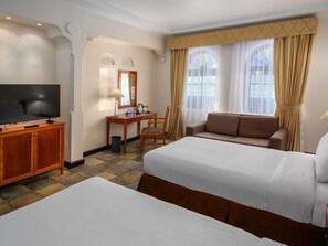 Ropa de cama de alta calidad, cubrecamas y minibar 