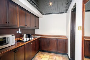 Ropa de cama de alta calidad, cubrecamas y minibar 