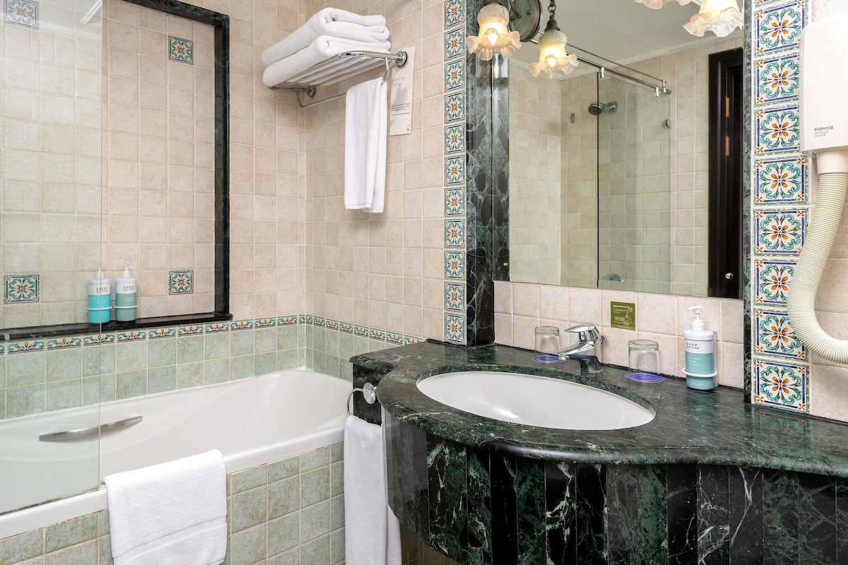 1 bedroom, premium bedding, down duvets, minibar