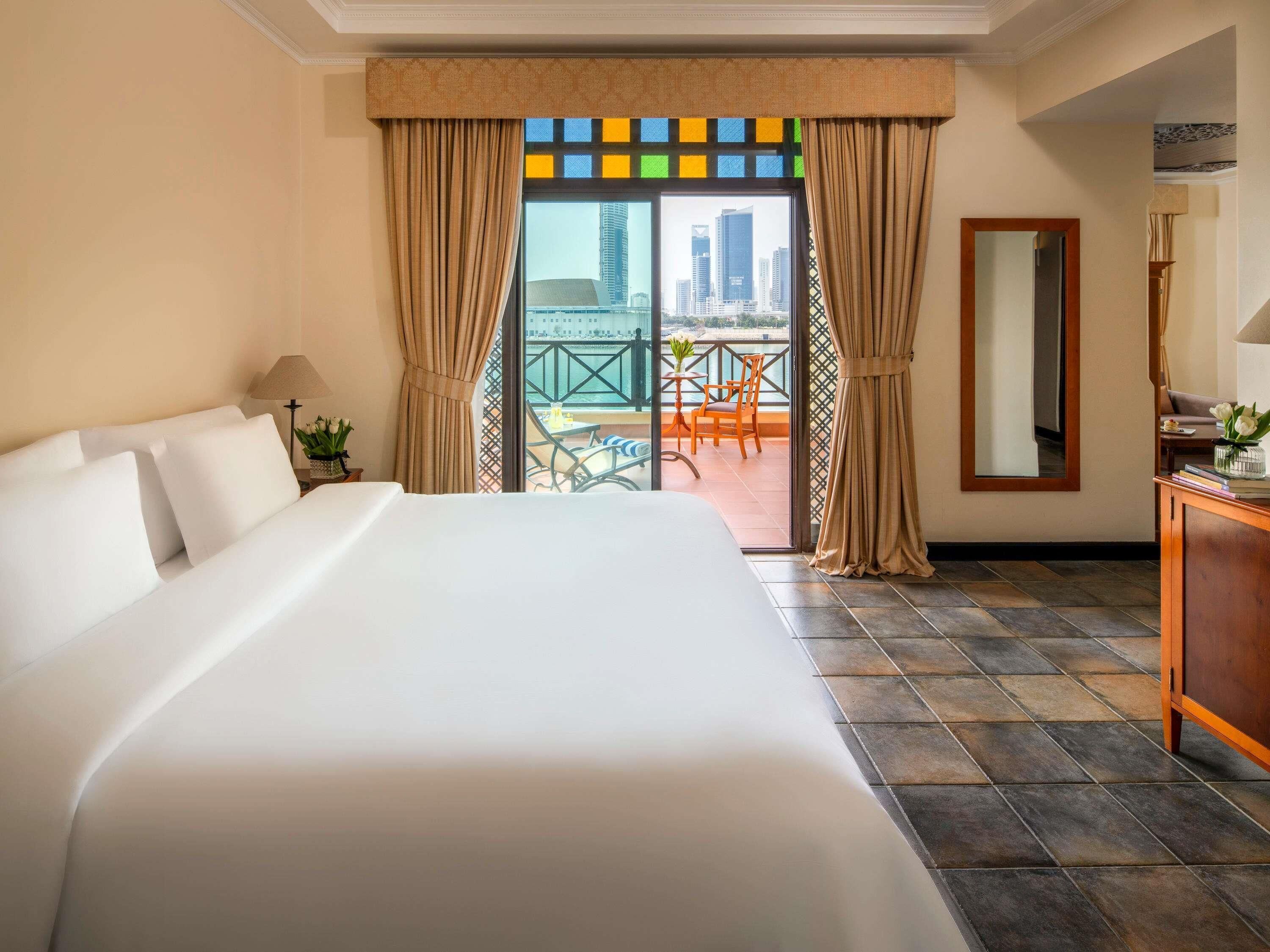 Ropa de cama de alta calidad, cubrecamas y minibar 