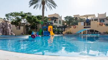 Piscina externa, funciona das 9h às 20h, guarda-sóis, espreguiçadeiras