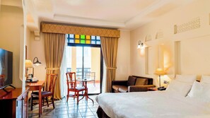 Phòng Superior, 1 giường cỡ king, ban công, quang cảnh bãi biển | 1 phòng ngủ, bộ đồ giường cao cấp, chăn bông, minibar 