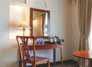 Ropa de cama de alta calidad, cubrecamas y minibar 
