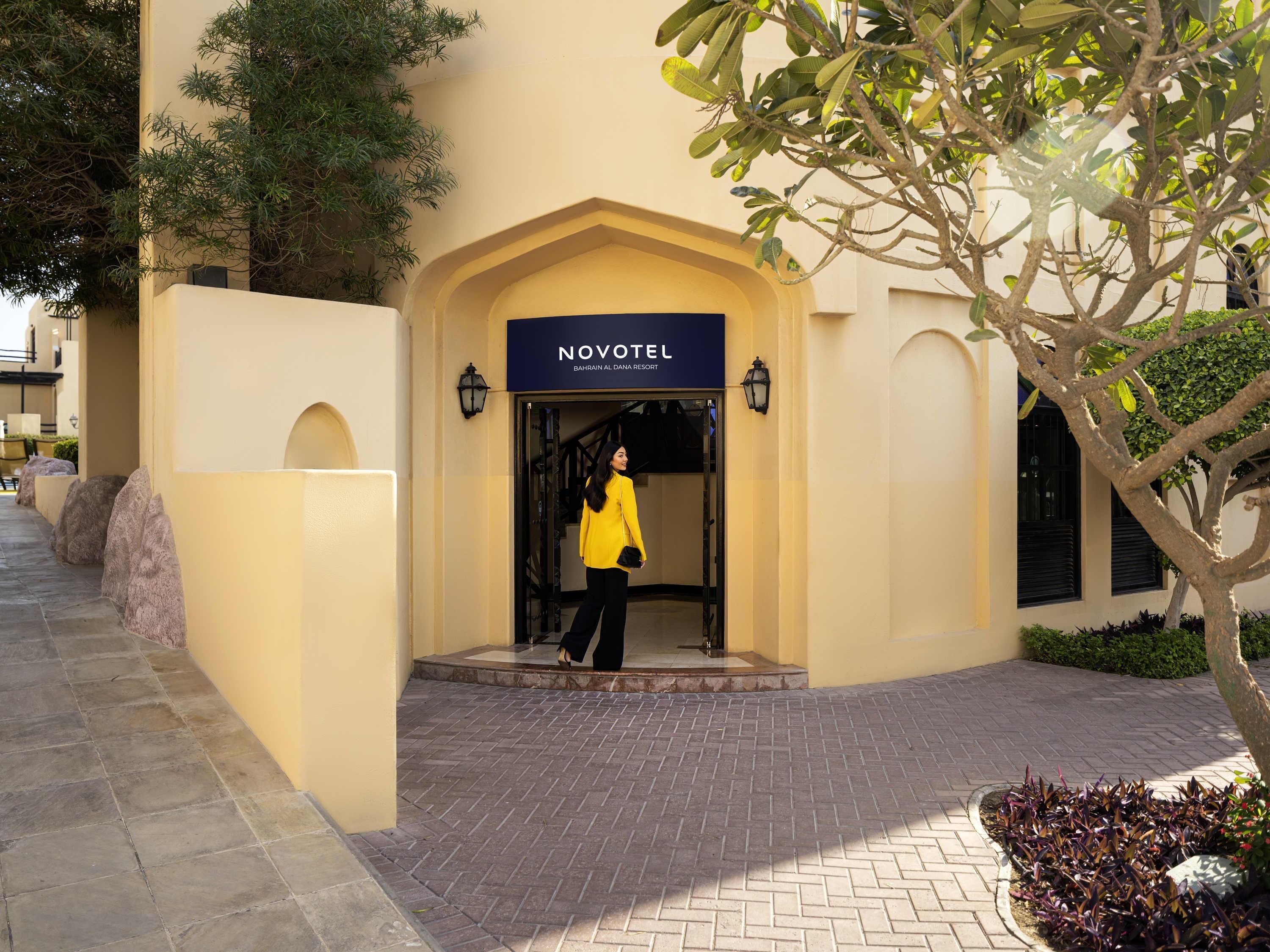 L’entrée d’un hôtel, avec une enseigne indiquant : « NOVOTEL BAHREÏN AL DANIS RESORT ».