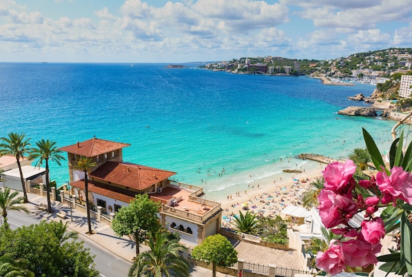 Playa en los alrededores y playa de arena blanca 