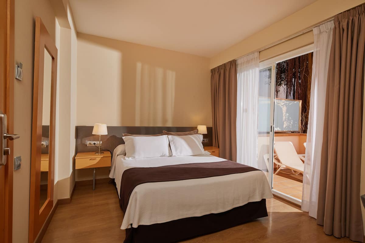 Double or Twin Room, Terrace | Hypo-allergenic bedding, down comforters, minibar, in-room safe
