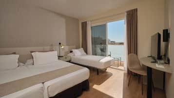 Dreibettzimmer | Allergikerbettwaren, Daunenbettdecken, Minibar, Zimmersafe