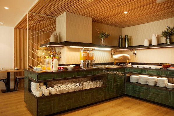 Tägliches Frühstücksbuffet (9.8 EUR pro Person)