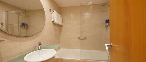 Une salle de bain moderne avec un lavabo en verre, une baignoire et une douche.