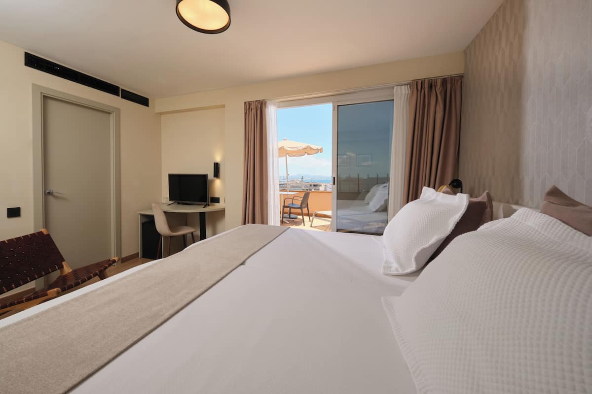 Superior kamer, balkon, uitzicht op zee | Hypoallergeen beddengoed, donsdekens, een minibar, een kluis op de kamer