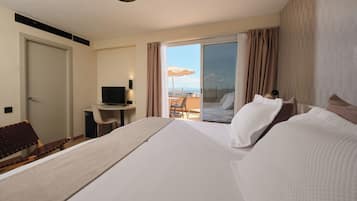 Superior kamer, balkon, uitzicht op zee | Hypoallergeen beddengoed, donzen dekbedden, een minibar