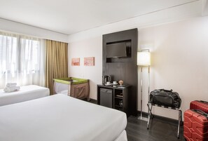 Family Room | 1 bedroom, minibar, in-room safe, desk