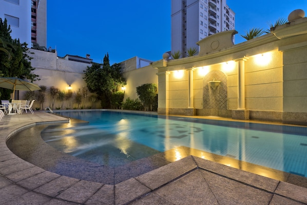 Piscine extérieure, chaises longues