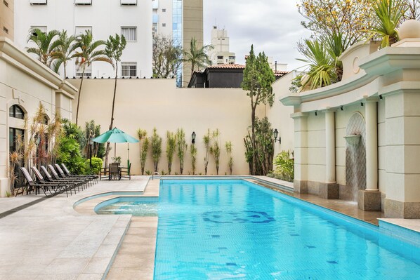 Exercise/lap pool