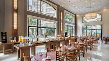 Café da manhã com buffet todos os dias (BRL 62 por pessoa)