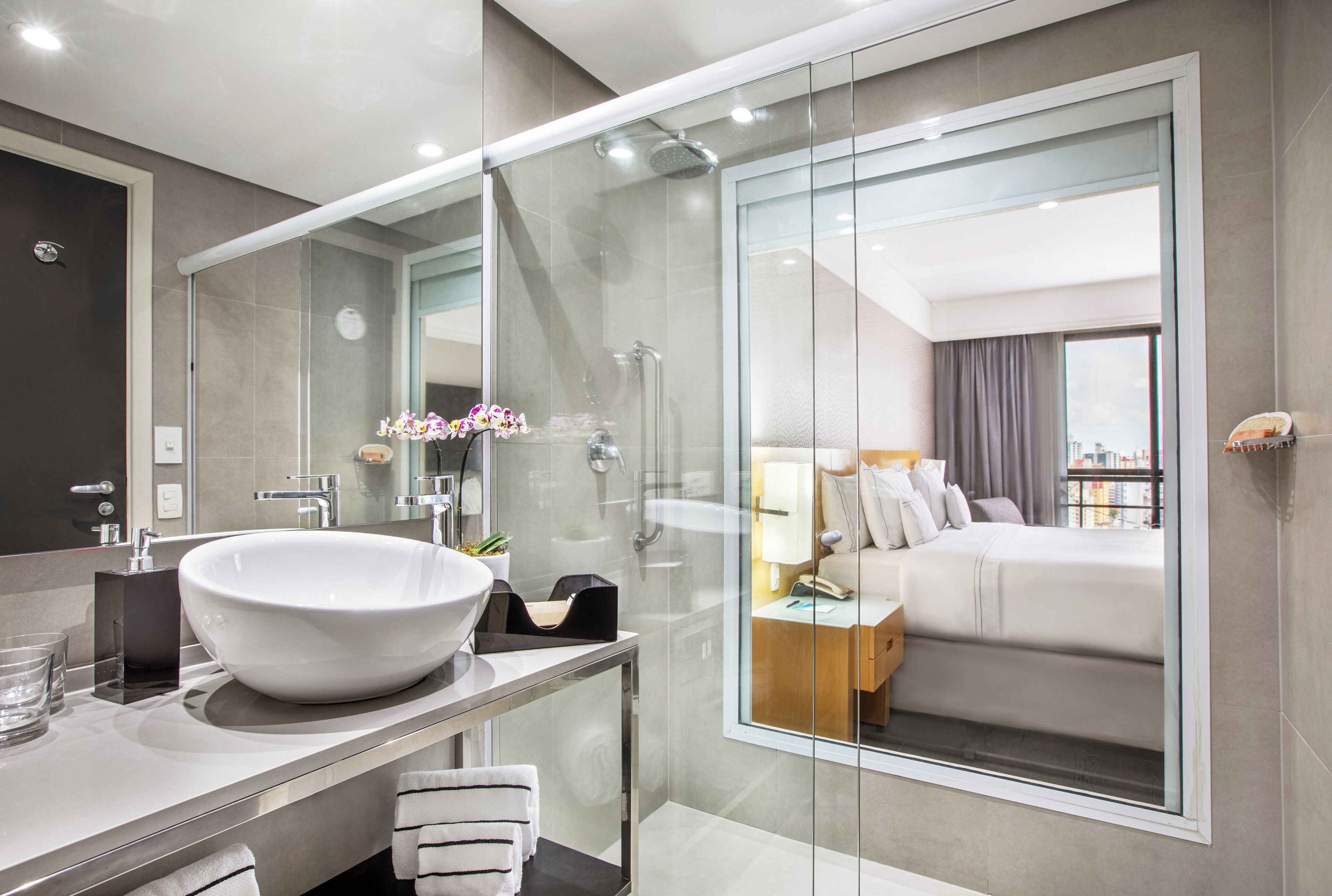 Grand Premium Queen | Bathroom | Shower, rainfall showerhead, eco-friendly toiletries, hair dryer