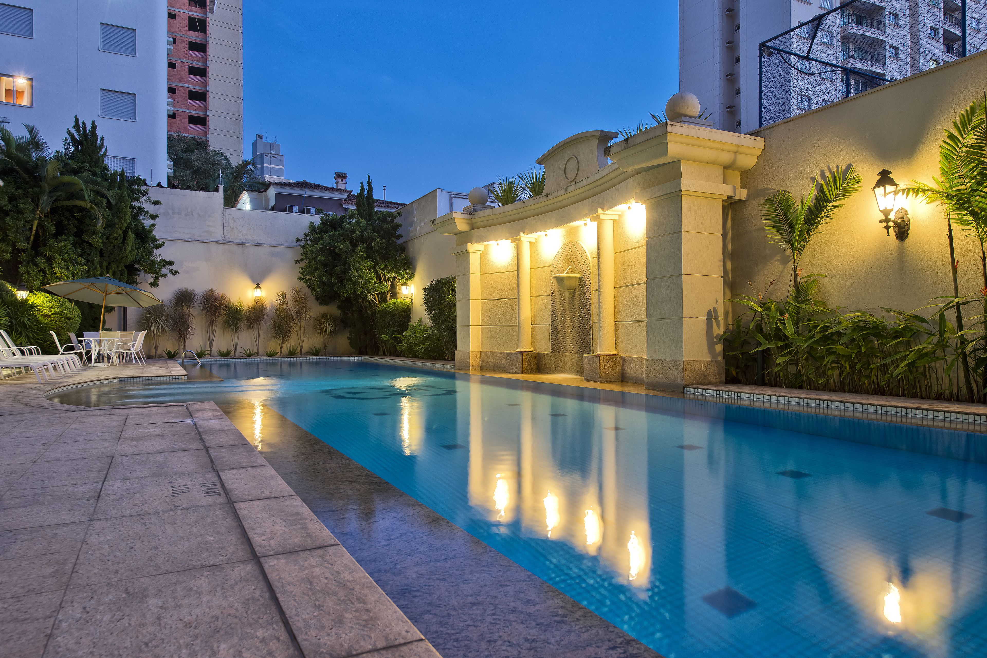 outdoor pool, open 9:00 am to 6:00 pm, pool loungers