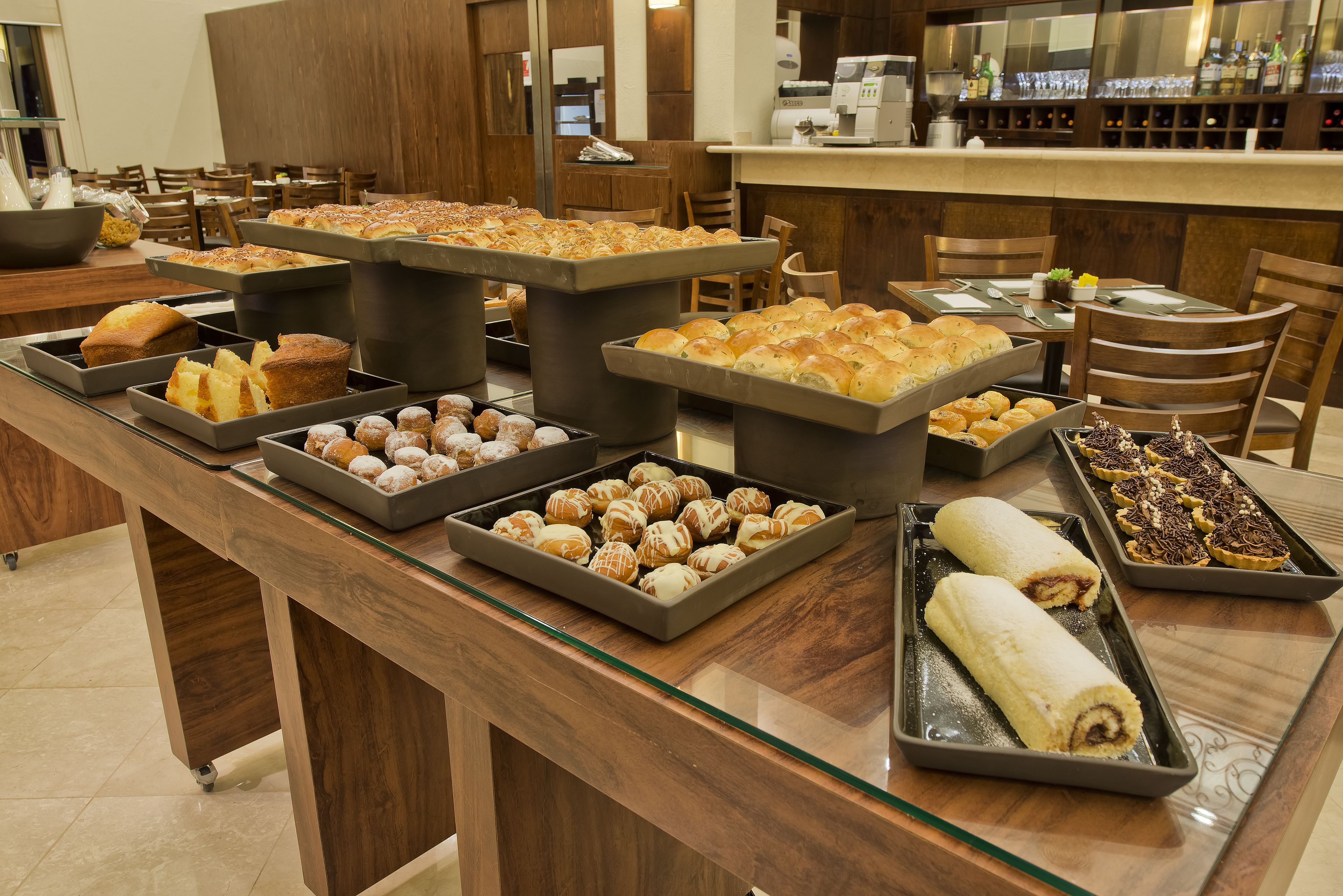 daily buffet breakfast (brl 62 per person)